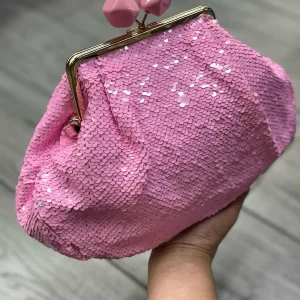 Clutch con Paillettes e Tracolla Dorata – Brilla in Ogni Occasione