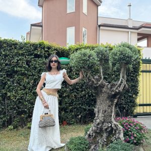 Completo Coordinato in Pizzo Sangallo – Top con Volant e Gonna a Vita Alta per un Look Romantico e Fresco