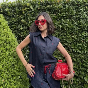 Coordinato in Denim Leggero con Cuori Ricamati – Camicia con Tasche e Shorts con Coulisse Rossa