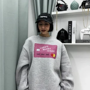 Felpa Oversize Just West con Stampa Credit Card, Spalline Imbottite e Interno Super Felpato – Taglia Unica XS-XL