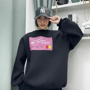 Felpa Oversize Just West con Stampa Credit Card, Spalline Imbottite e Interno Super Felpato – Taglia Unica XS-XL