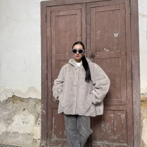 Ecofur con Cappuccio e Bottoni Gioiello (S–XL)