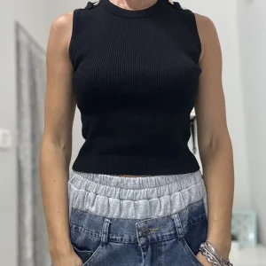 Maglia a giro maniche con bottoni sulle spalline