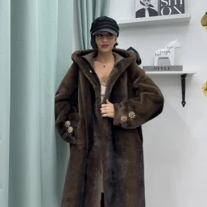 Pelliccia lunga marrone con cappuccio in ecofur e interno in montone ecologico – Taglia unica (40–48)