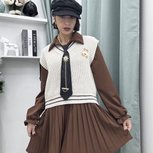 Vestito corto elasticizzato a camicia con gilet e cravatta